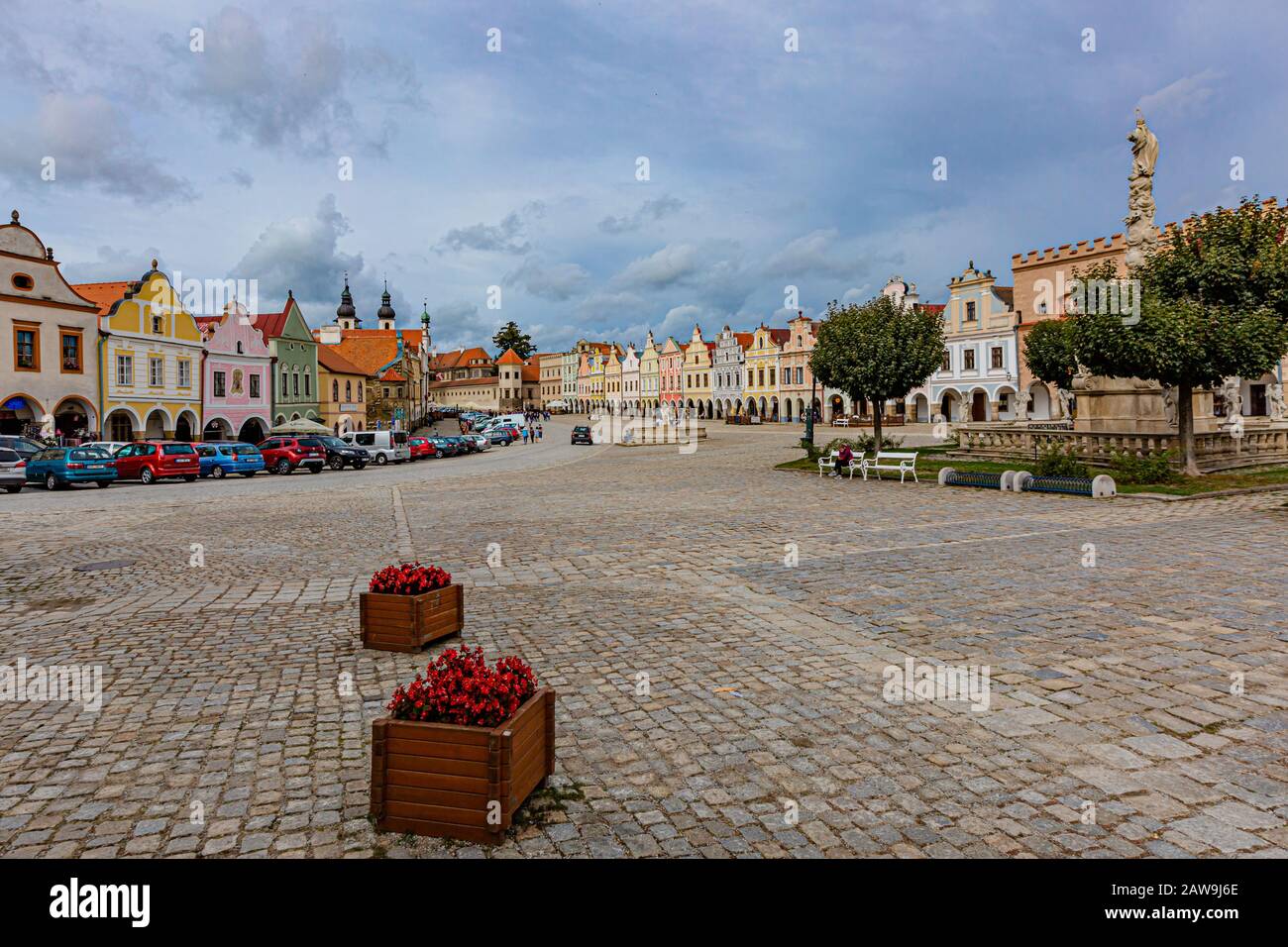 Telc / Repubblica Ceca - 27 settembre 2019: Vista del centro storico della città, patrimonio mondiale dell'UNESCO con case, alberi e strade acciottolate. Foto Stock