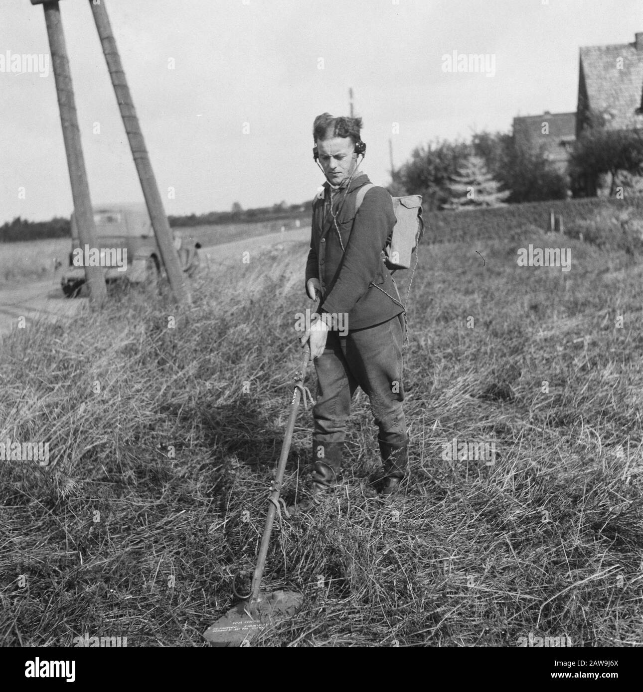 Miniere tiene a Vierlingsbeek Annotazione: Maschio (German POW?) Con metallo Data: 1945 luogo: Brabante Nord Vierlingsbeek Parole Chiave: Recupero, seconda guerra mondiale Foto Stock