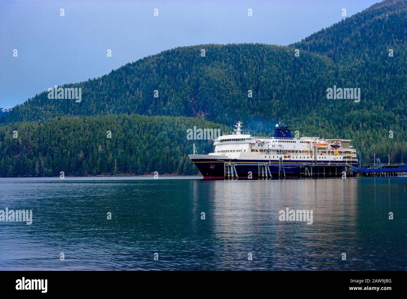 La M/V Kennicott dell'Alaska Marine Highway attraccò il terminal dei traghetti di Sitka. Sitka, Alaska, Stati Uniti. Foto Stock