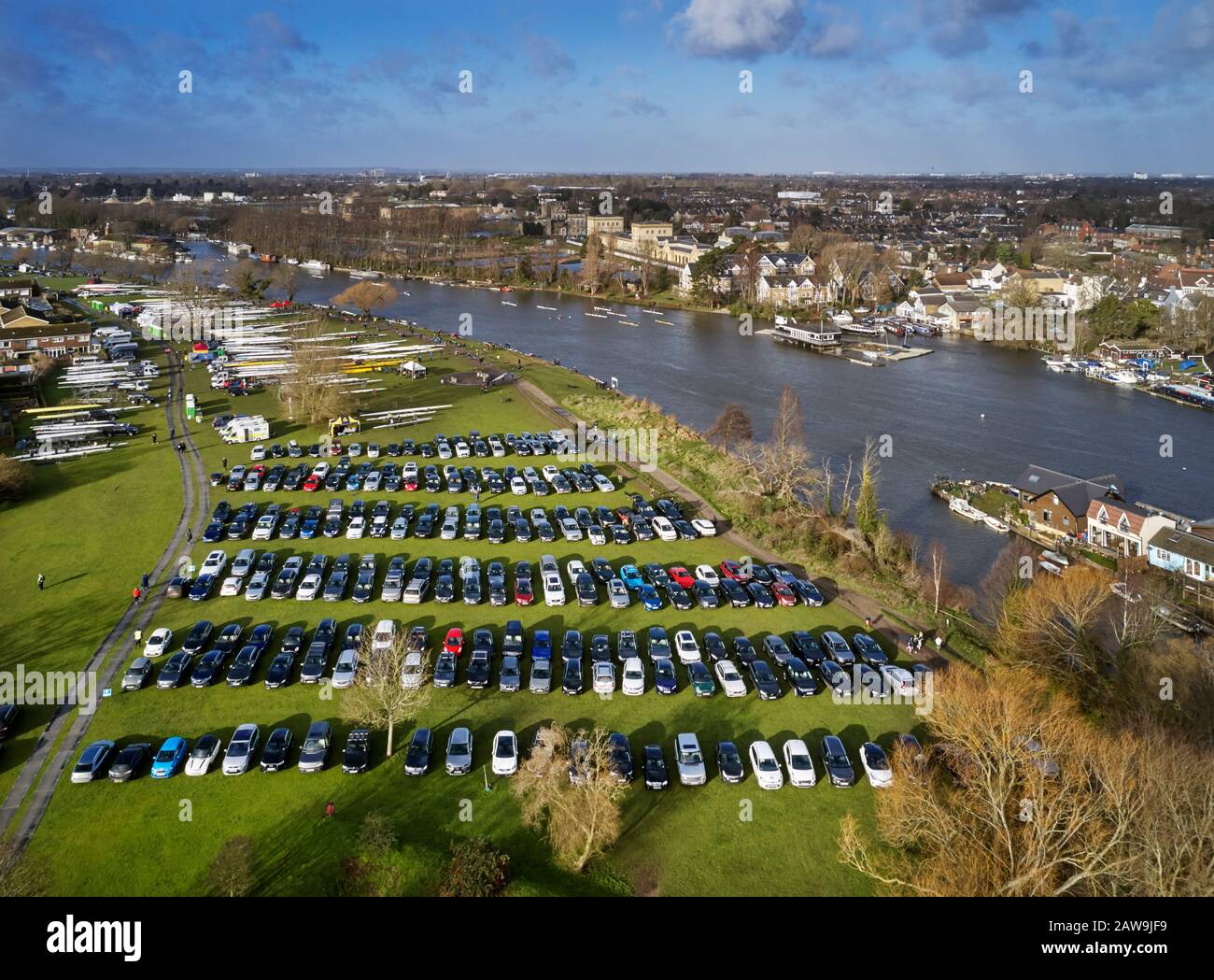 Auto e barche a Hurst Park per le gare di canottaggio di Hampton Head sul Tamigi. West Molesey, Surrey, Inghilterra. Foto Stock