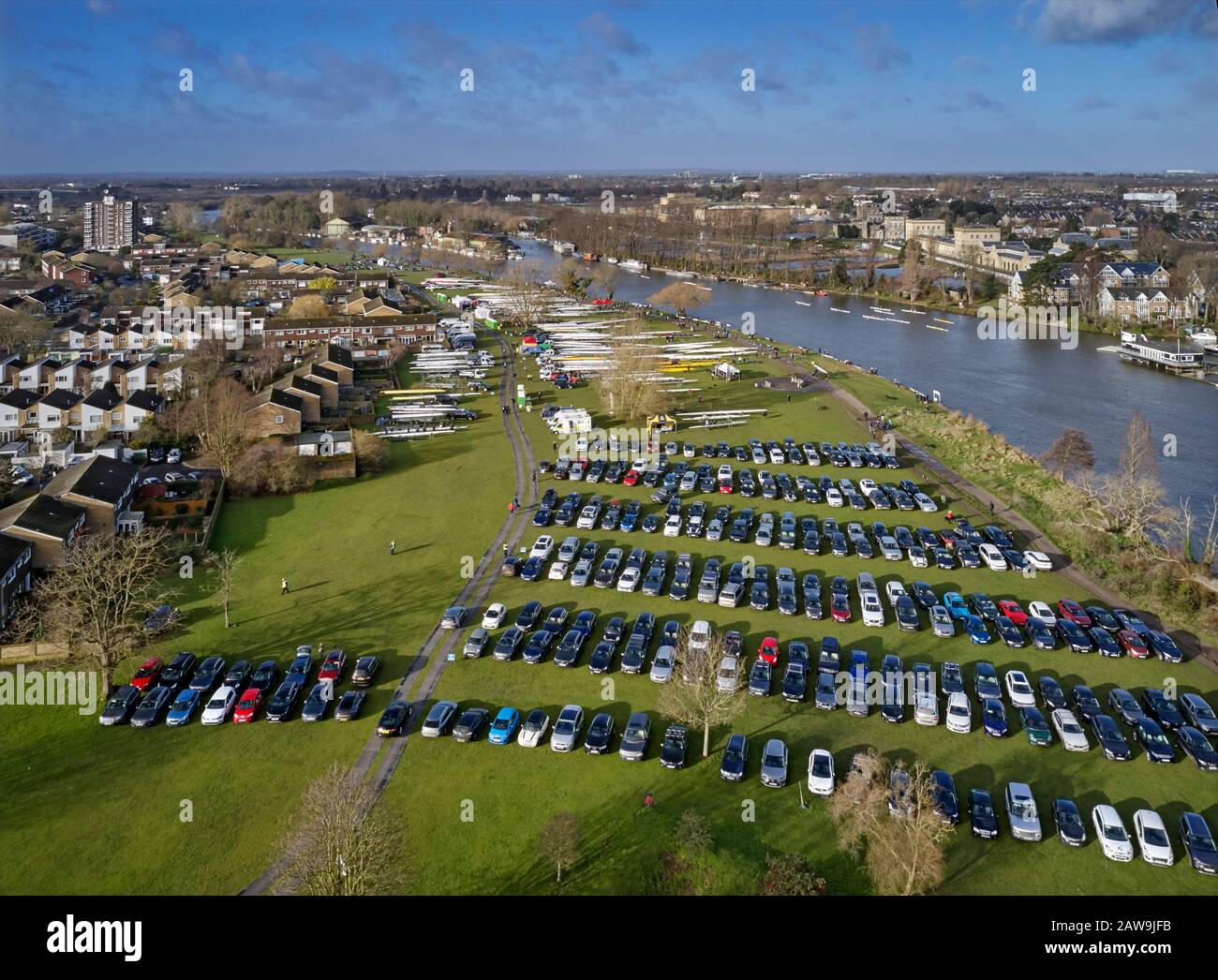 Auto e barche a Hurst Park per le gare di canottaggio di Hampton Head sul Tamigi. West Molesey, Surrey, Inghilterra. Foto Stock