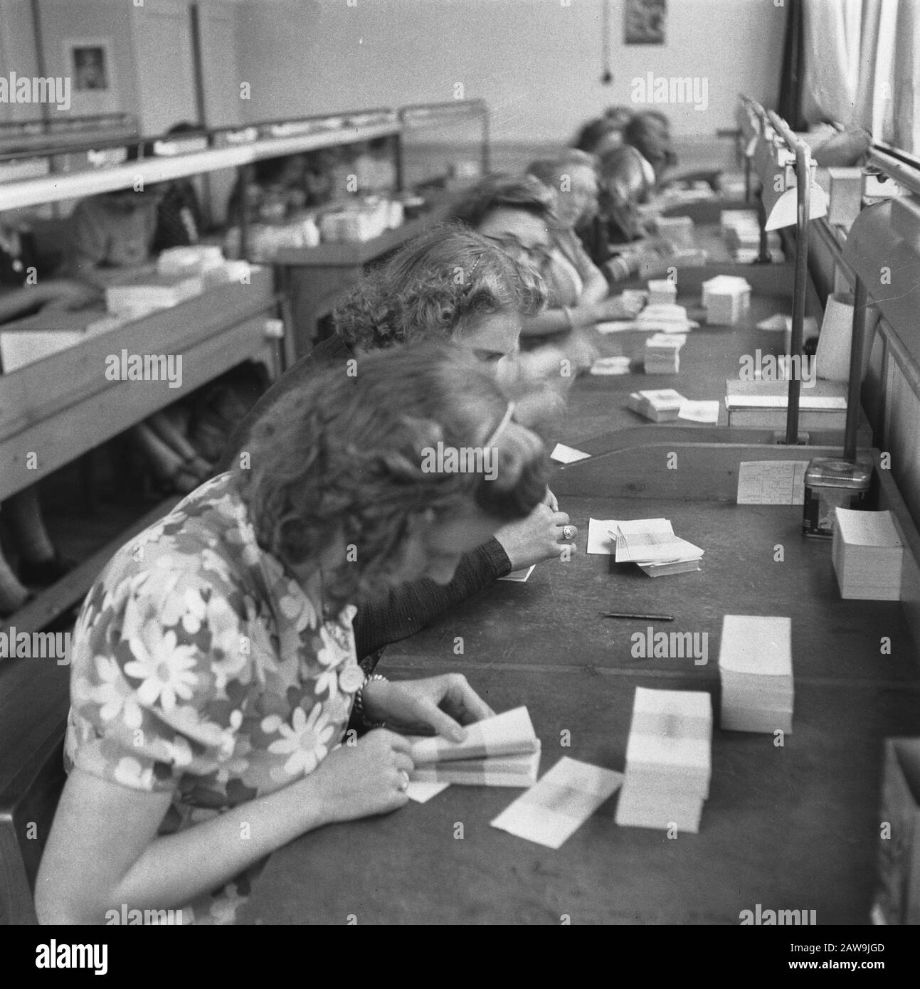 La stampa di nuovi soldi in Enschedé le banconote sono contate Data: 1945 Parole Chiave: Finanza, seconda guerra mondiale Foto Stock