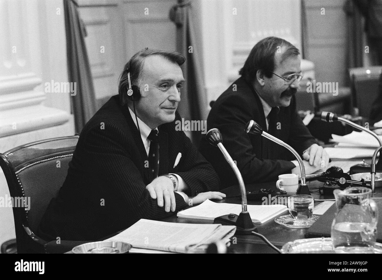 Continuazione dell'audizione in Parlamento sui cambiamenti nella sicurezza occidentale sinistra Kaiser dell'Ufficio tedesco per le questioni di pace Data: 14 gennaio 1983 luogo: L'Aia, Sud Olanda Parole Chiave : armi, armi nucleari, parlamentari Nome istituzione: Lower House Foto Stock