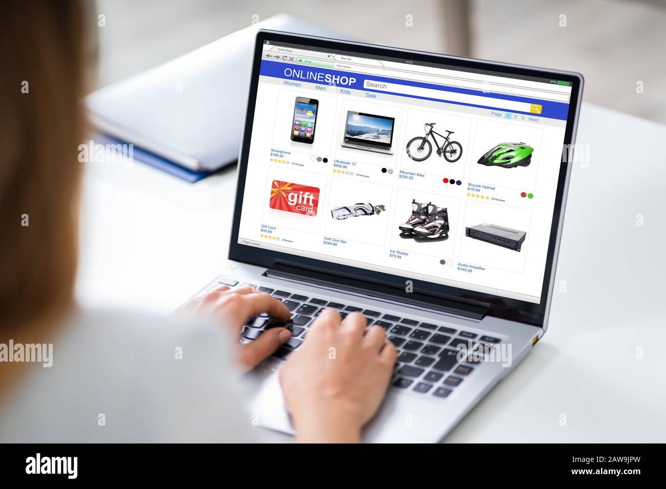 Close-up di un imprenditore la mano facendo shopping online su computer portatile in ufficio Foto Stock