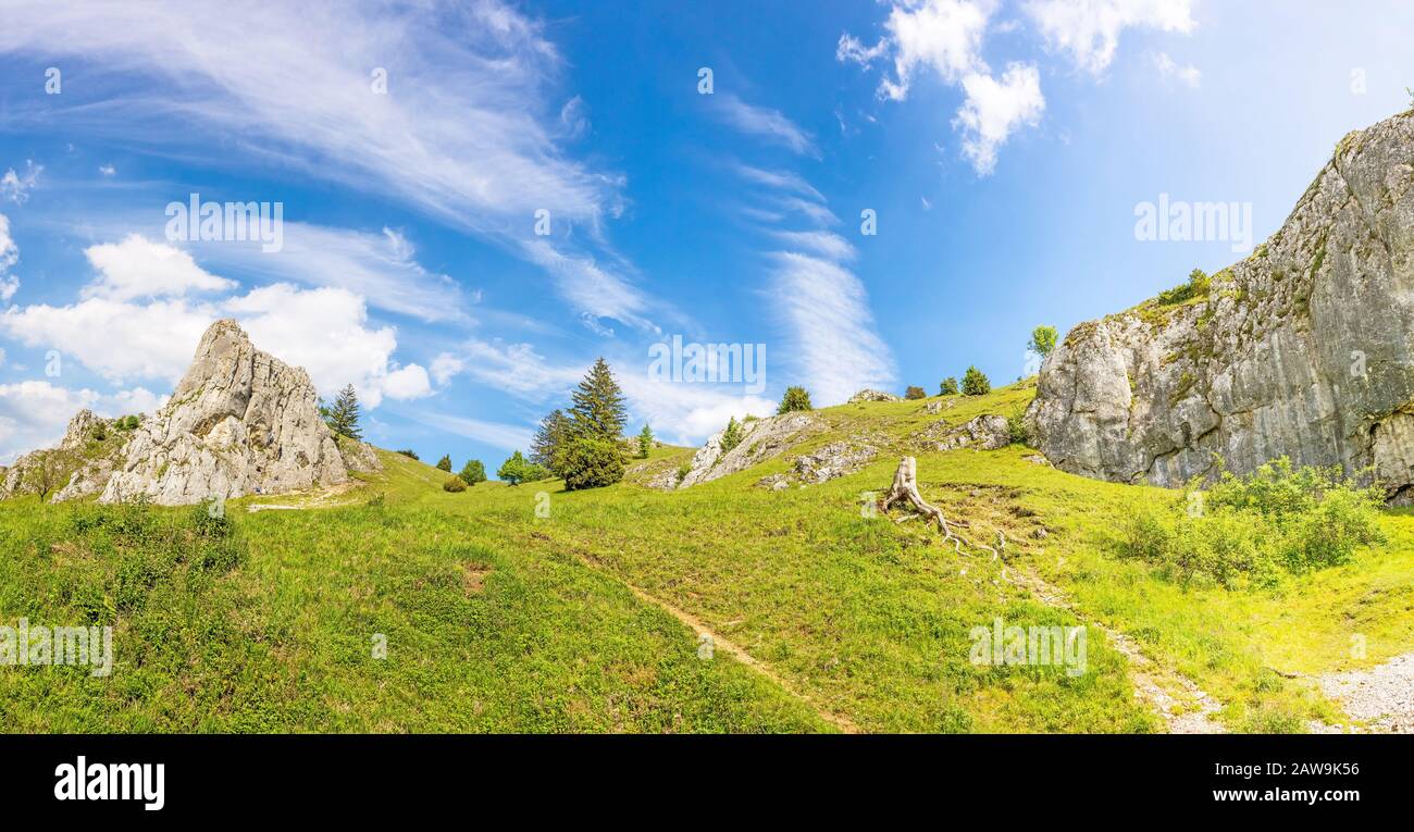 Le montagne della valle Eselsburger Tal vicino al fiume Brenz - il gioiello delle Alpi Sveve (Schwaebische Alb) Foto Stock