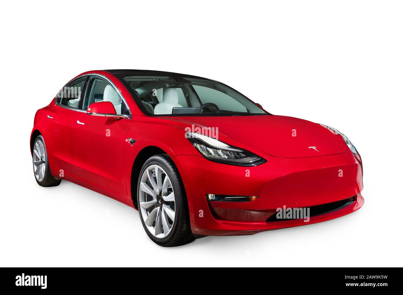 Kiev, Ucraina - 26 gennaio 2020: Red Tesla Model 3 in studio su sfondo bianco Foto Stock