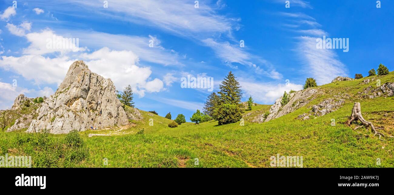 Le montagne della valle Eselsburger Tal vicino al fiume Brenz - il gioiello delle Alpi Sveve (Schwaebische Alb) Foto Stock