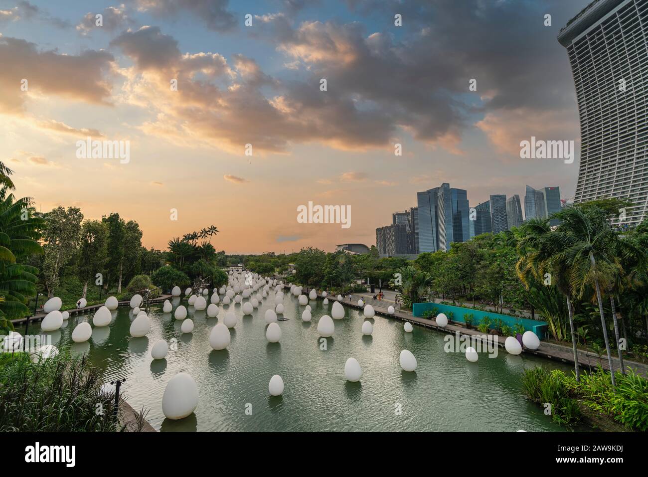 Singapore. Gennaio 2020. La Caratteristica insieme l'installazione digitale sul lago Dragonfly al tramonto Foto Stock