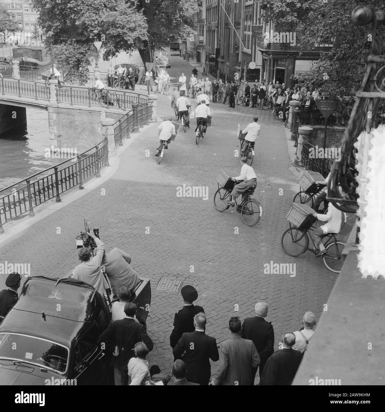 Columbia Record of Boucher Boys Annotation: Film americano documentario Olanda sulla società di film in bicicletta Columbia. Quindici chiamati. Macellai e grocers ragazzi in azione. Data: 6 agosto 1951 luogo: Amsterdam Parole Chiave: Bikers, film, registrazioni funzionano Foto Stock