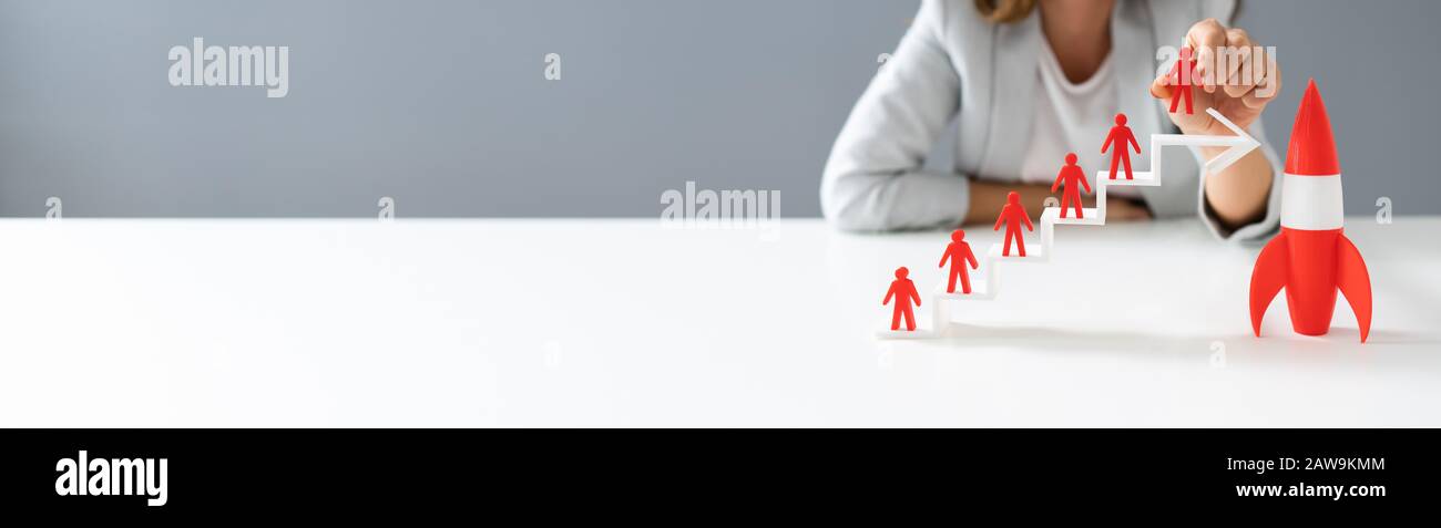 Donna immissione rosso figurina umana in piedi sul bianco freccia crescente grafico vicino a razzo rosso Foto Stock