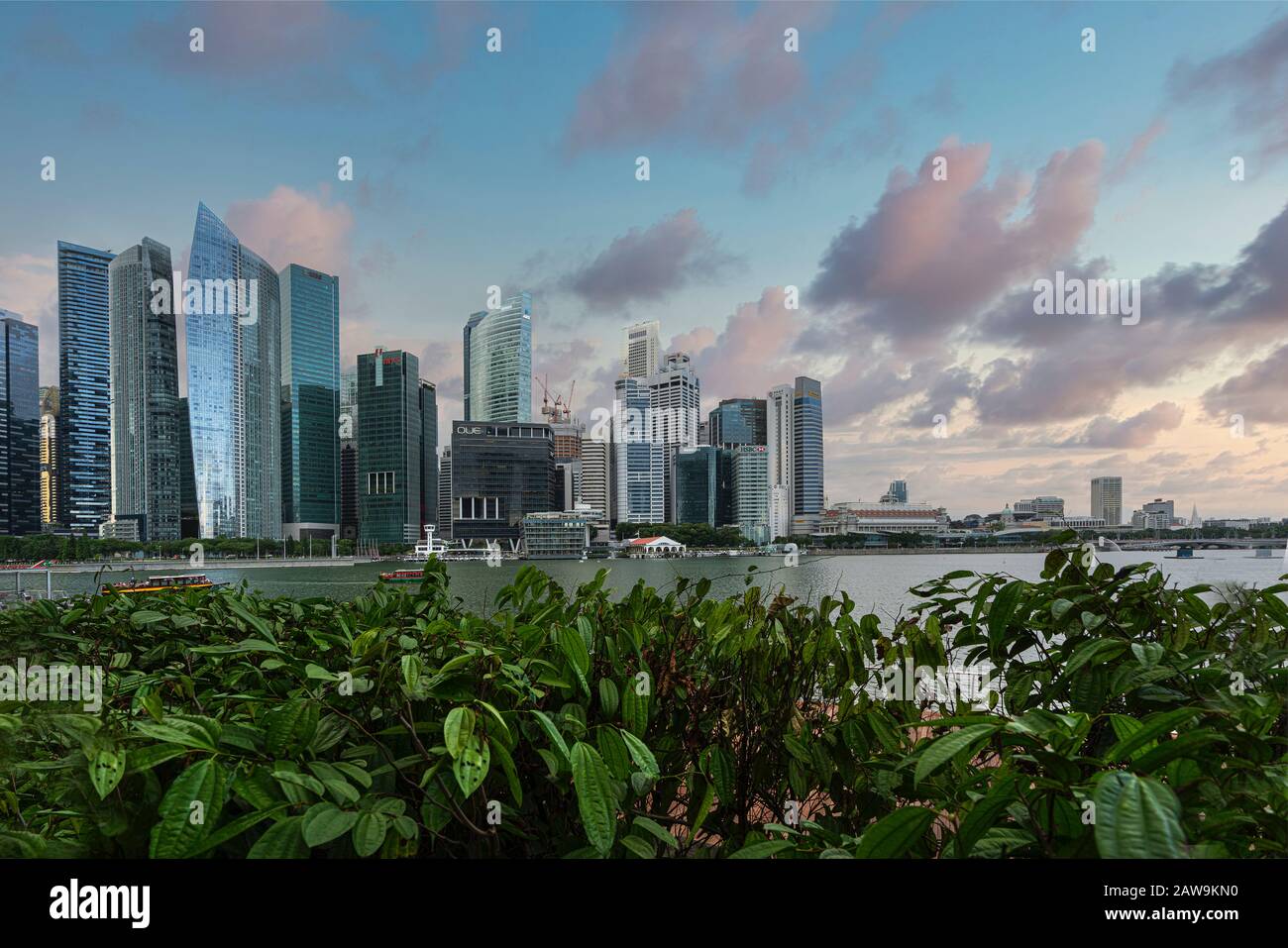 Singapore. Gennaio 2020. Una vista panoramica dei grattacieli di Marina Bay al tramonto Foto Stock