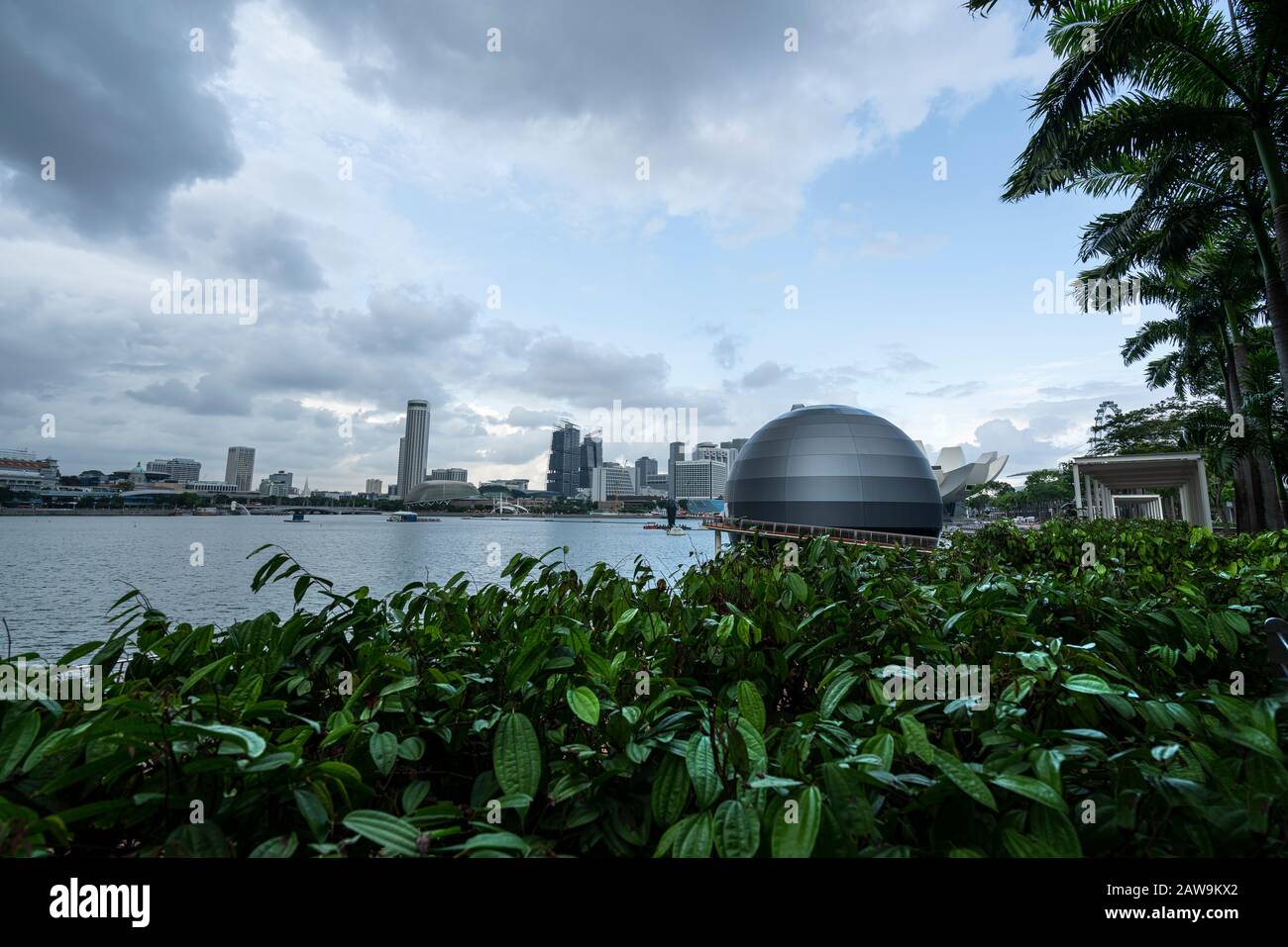 Singapore. Gennaio 2020. Una vista panoramica dei grattacieli di Marina Bay al tramonto Foto Stock