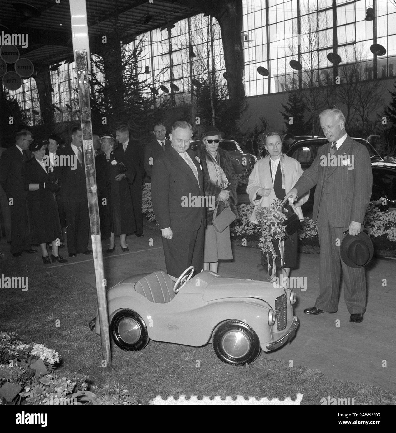 Auto Fleury Di Apertura. Sindaco più piccola auto Data: 11 aprile 1953 Parole Chiave: Automobili, SINDACI, Aperture Foto Stock