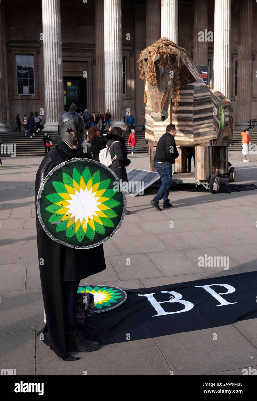Un cavallo di Troia, messo da attivisti, vestito da soldati greci, di fronte al British Museum, Londra in protesta contro BP, che sponsorizzano la mostra Troia al museo. Foto Stock
