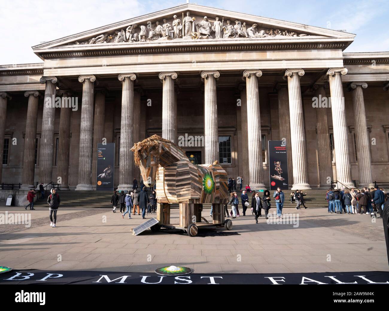 Un cavallo di Troia, messo da attivisti, vestito da soldati greci, di fronte al British Museum, Londra in protesta contro BP, che sponsorizzano la mostra Troia al museo. Foto Stock