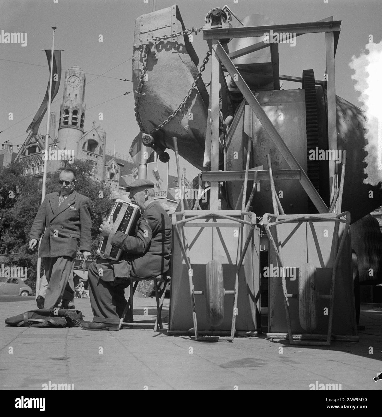 Leidseplein. Busker soppiantato dall'asfaltatrice Data: 10 agosto 1953 Località: Amsterdam, Noord-Holland Parole Chiave: Musicisti di strada, finitrici Foto Stock