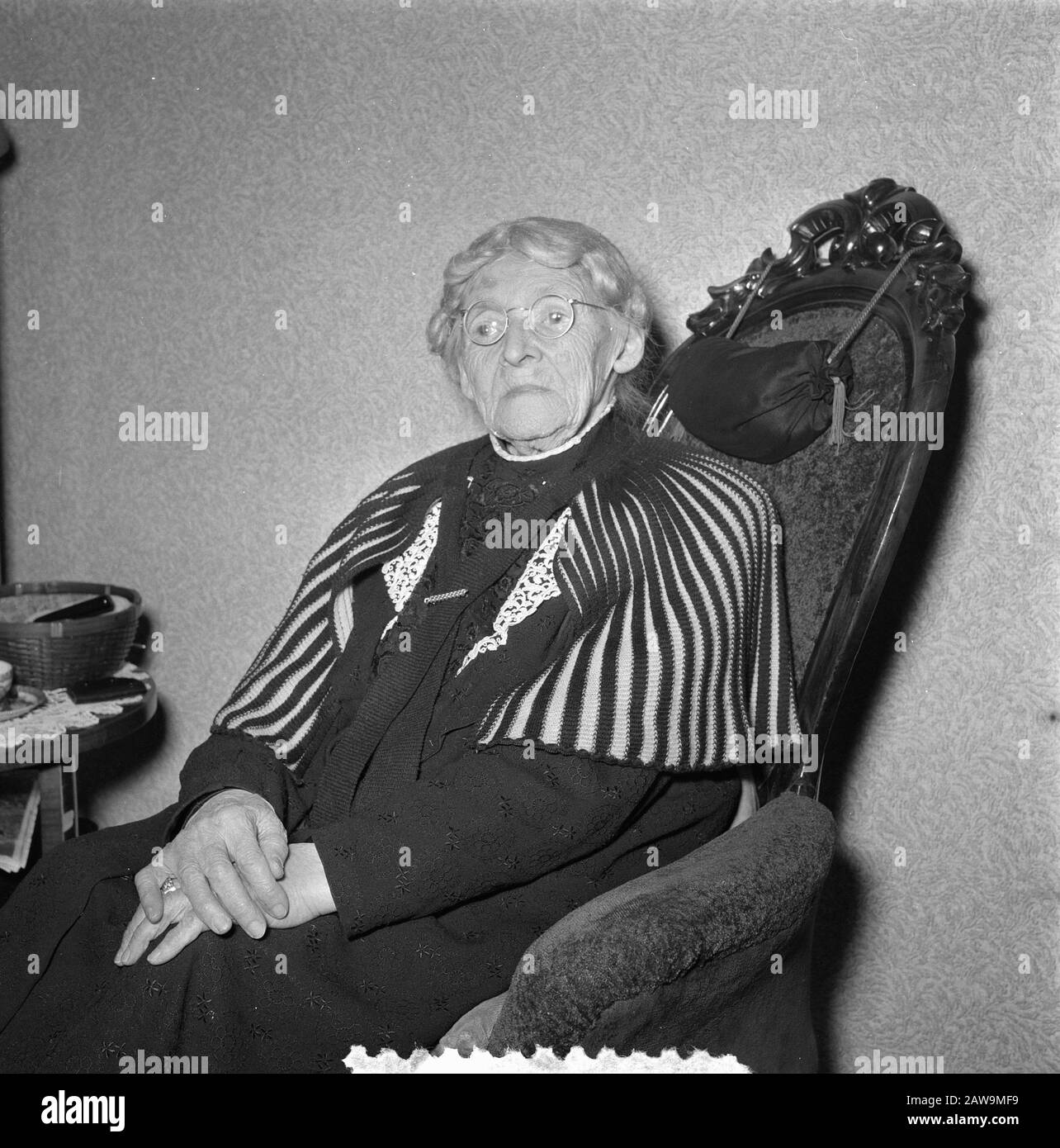 Sig.ra J. M. governatore Hoffman 25 dicembre 100 anni (Warmond) non ancora sala ginnastica Data: 22 dicembre 1953 Ubicazione: Warmond, South Holland Foto Stock