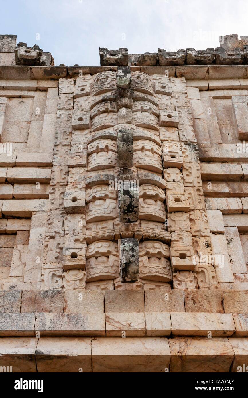 Un dettaglio del mural maschera di uccello sulla facciata del Quadrangle Nunnery a Uxmal, Yucatan, Messico. Foto Stock