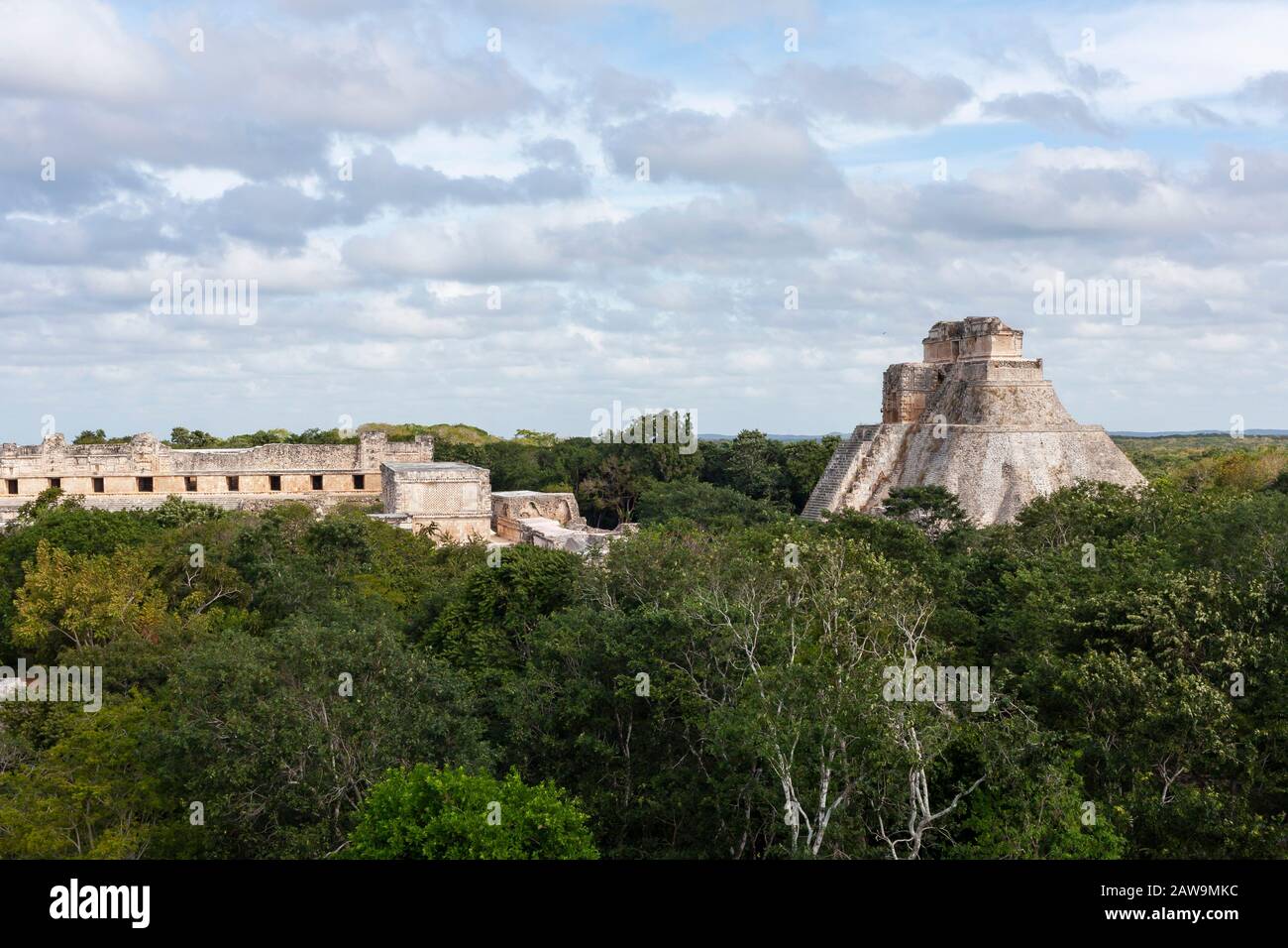La Piramide del Mago, vista da un arco di corbel nel quadrigolo della Nunneria a Uxmal, Yucatan, Messico. Foto Stock