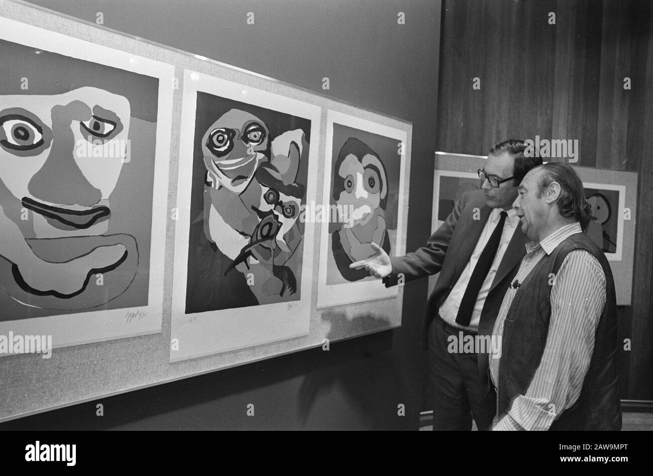 Mostra Litho Karel Appel in Amstel aperto dall'autore Bert Schierbeek; Bert Schierbeek e Alderman Lammers (l) con litografie da Apple Data: 19 giugno 1974 Parole Chiave: Mostre Nome Persona: Schierbeek Bert Foto Stock Mostra Litho Karel Appel in Amstel aperto dall'autore Bert Schierbeek; Bert Schierbeek e Alderman Lammers (l) con litografie da Apple Data: 19 giugno 1974 Parole Chiave: Mostre Nome Persona: Schierbeek Bert Foto Stock