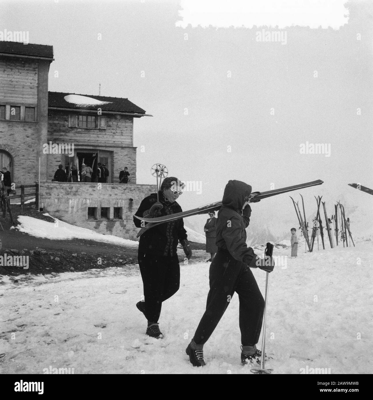 Regina Juliana, Principe Bernhard e Principessa Beatrix stanno sciando a Sankt Anton / Klosters Data: 8 aprile 1955 posizione: Austria, Sankt Anton am Arlberg, Tirolo Parole Chiave: Famiglia reale, persona invernale Nome: Juliana, regina Foto Stock
