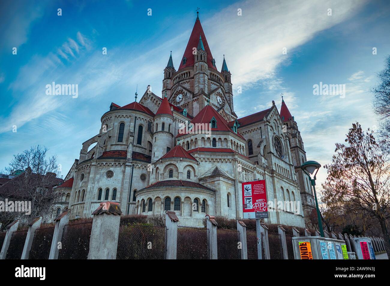 St Chiesa di Francesco d'Assisi, Vienna. Conosciuta anche come Kaiser Jubilee Church e Mexico Church Foto Stock