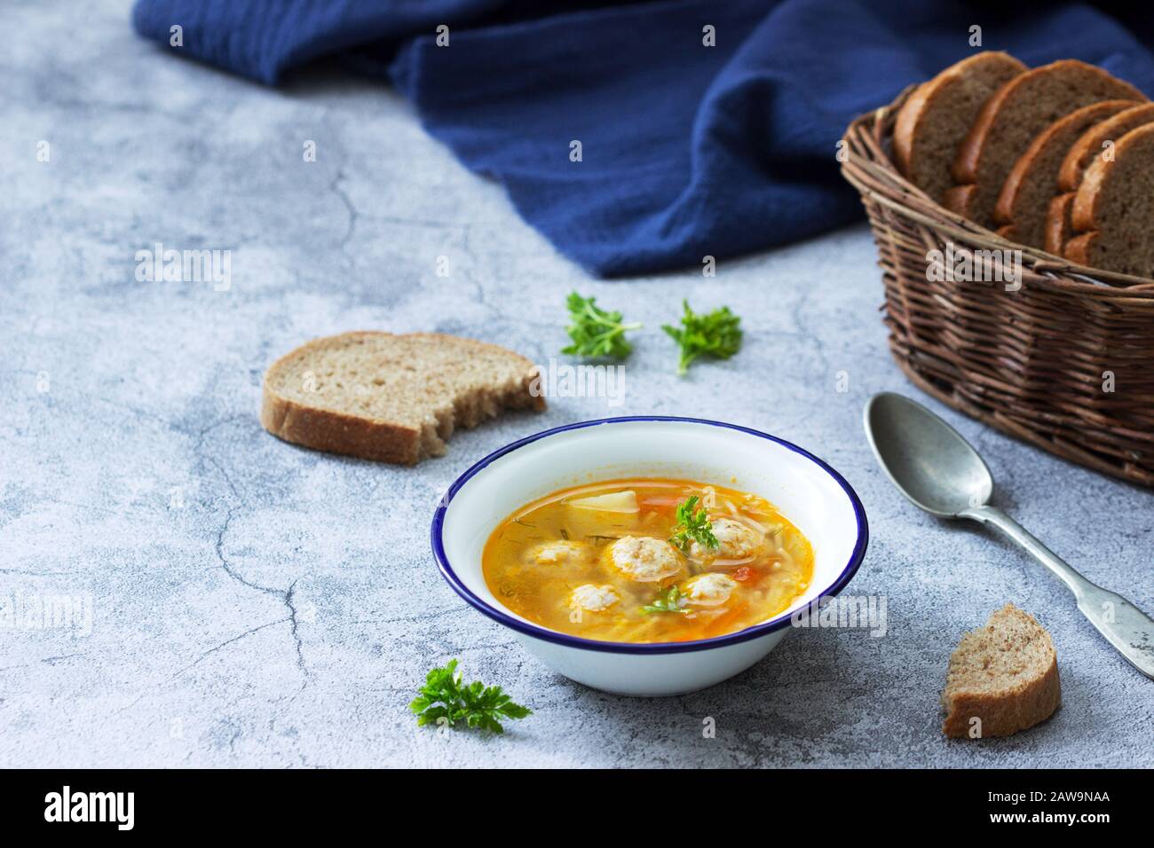 Zuppa dietetica con polpette, patate e spaghetti serviti con pane di segale con crusca. Menu per bambini. Foto Stock