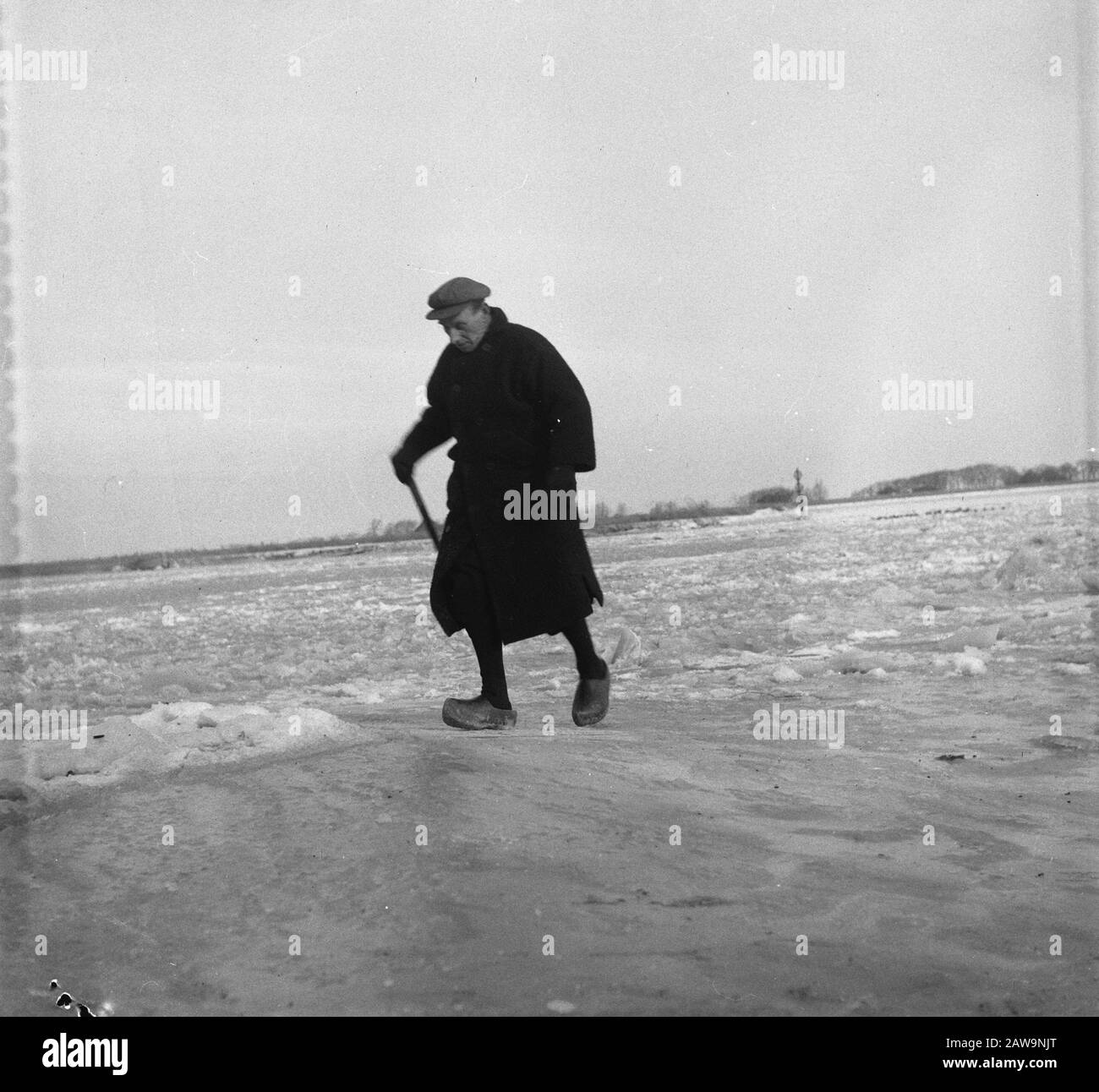 Traffico dell'imbarcazione marcatore non riuscito. Cornelis Zeeman è andato a piedi Data: 2 febbraio 1956 Parole Chiave: Ice Foto Stock