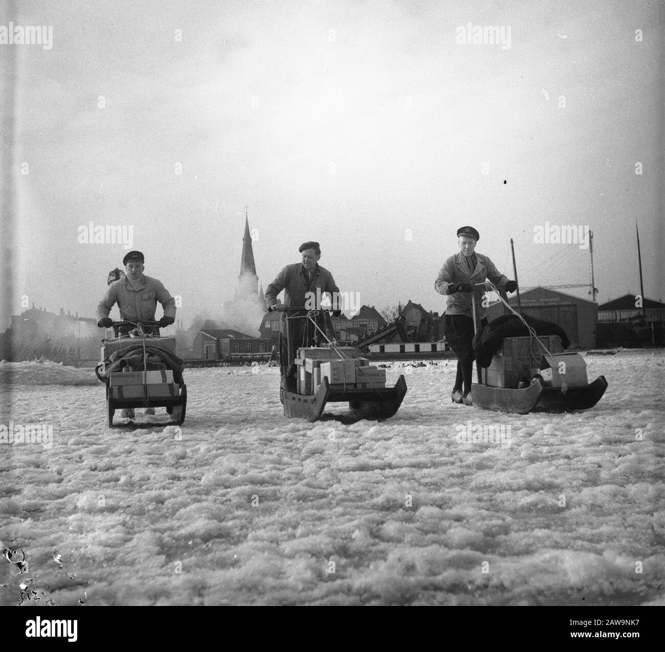 Traffico dell'imbarcazione marcatore non riuscito. Slitta con cibo Marken Data: 2 febbraio 1956 Località: Marken Parole Chiave: Slitte, CIBO, ghiaccio Foto Stock