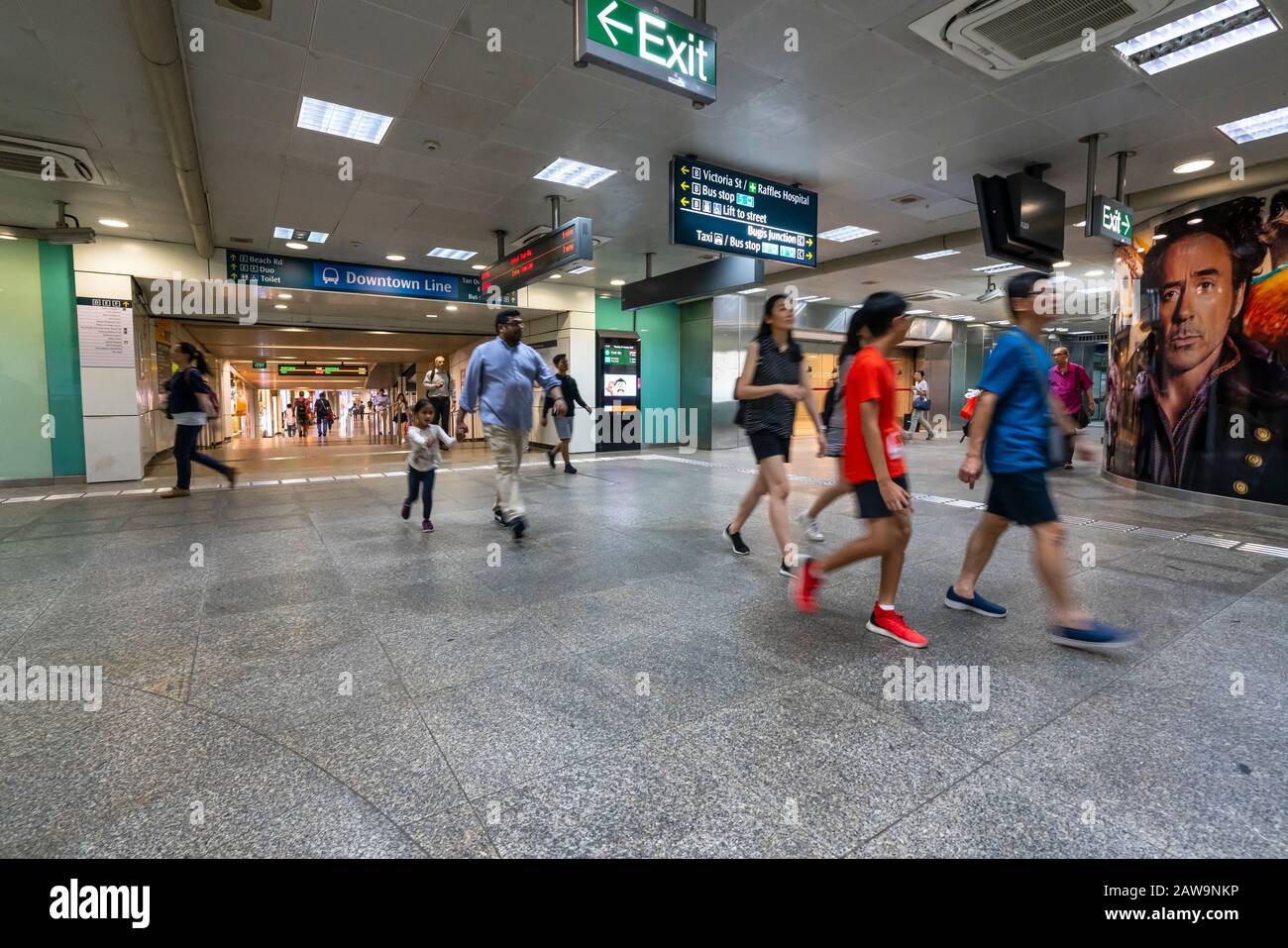 Singapore, Gennaio 2020. La gente cammina in una stazione della metropolitana Foto Stock