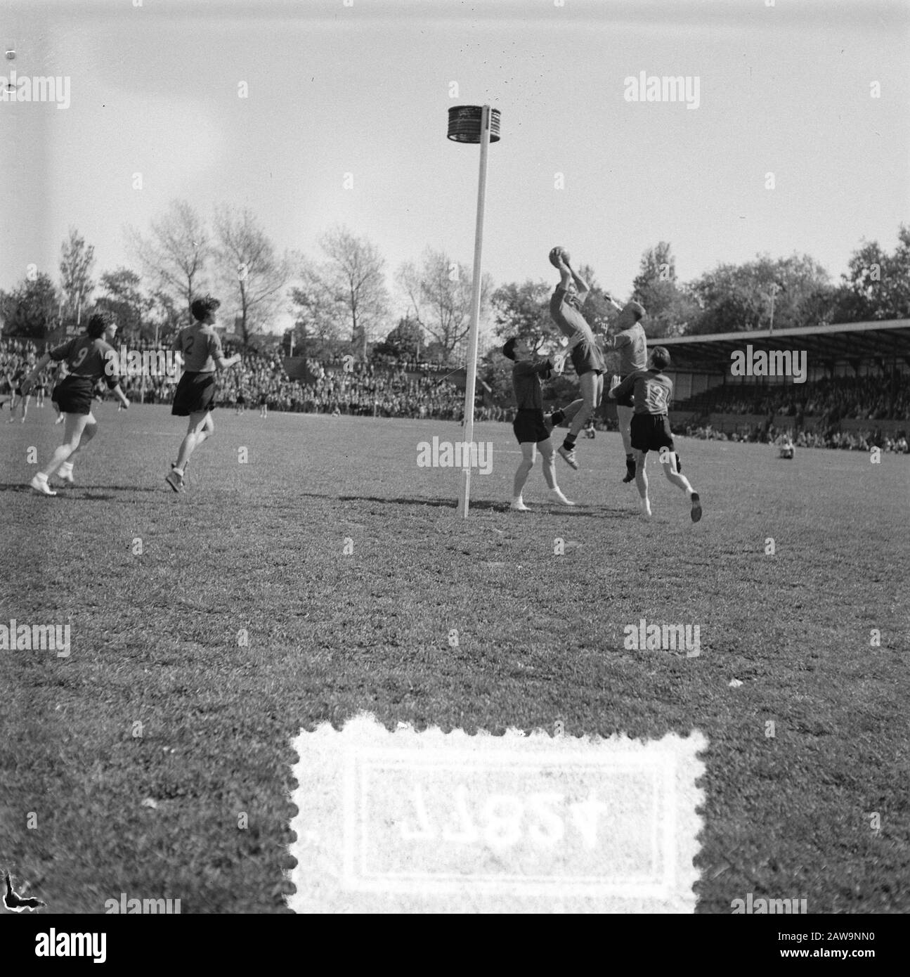 Korfball Paesi Bassi Contro Il Belgio. Dutch Attack Date: May 27, 1956 Location: Belgium, Netherlands Keywords: Basketball, Attack Foto Stock