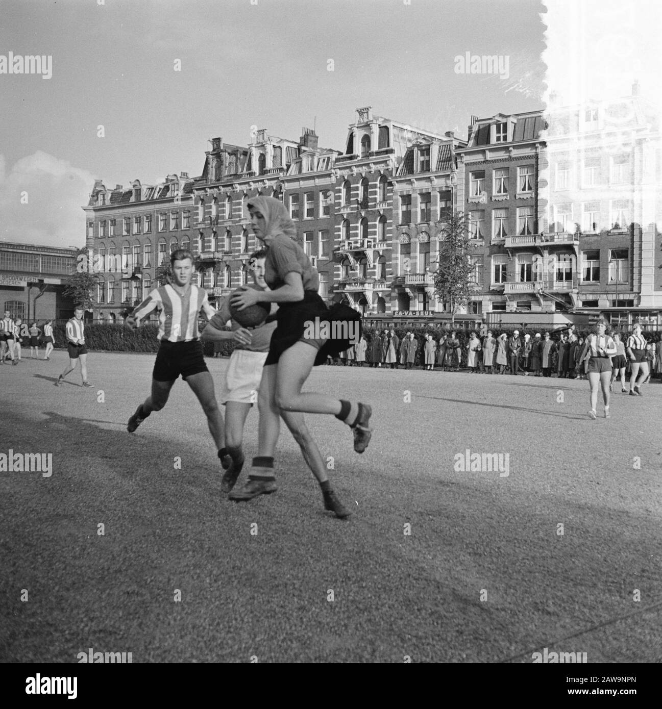 Korfball DTV contro Swift. Momento del gioco signora Swift con stoffa di plastica Data: 7 ottobre 1956 Parole Chiave: Basket Istituto Nome: Swift Foto Stock