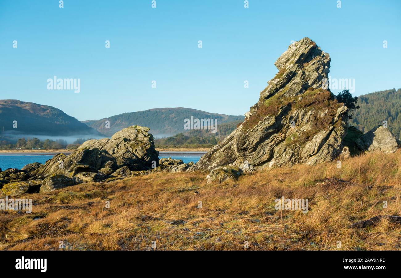Paesaggi scozzesi: Tempo meraviglioso nella baia di Carradale con interessanti formazioni rocciose geologiche, Kintyre, Argyll, Scozia, Regno Unito Foto Stock