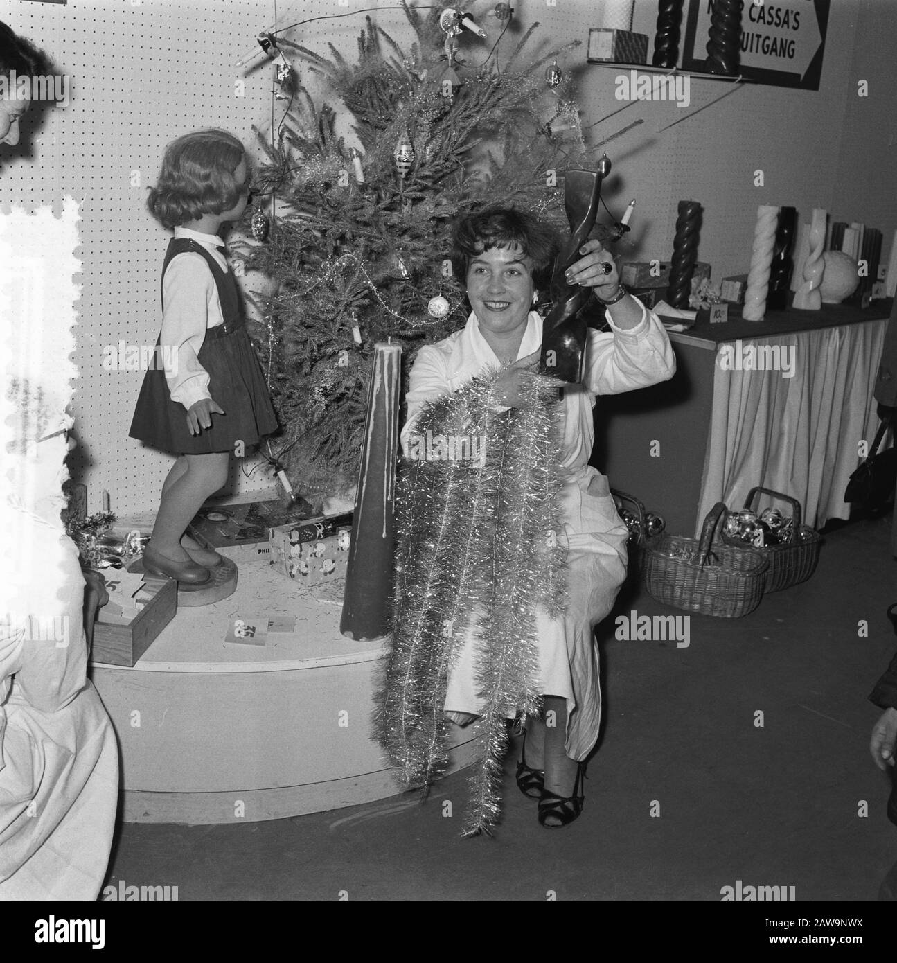 Ragazza con garland di Natale nel Beehive Data: 19 dicembre 1956 Foto Stock