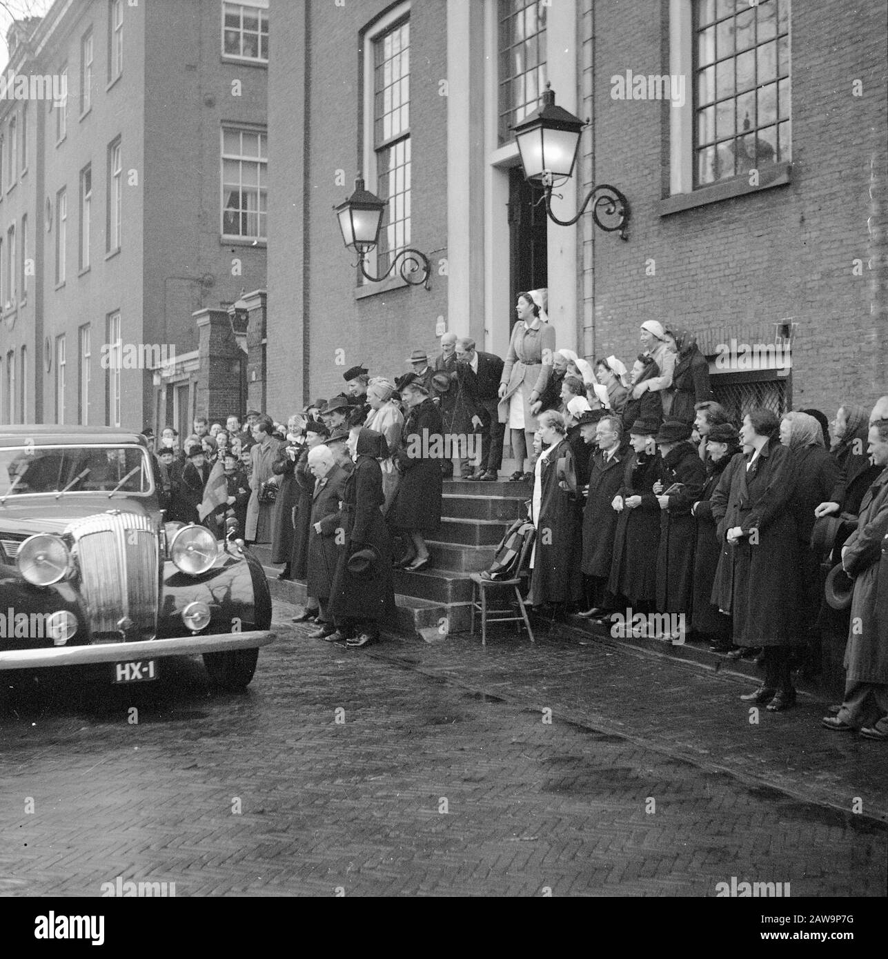 Lutheran vecchi uomini e donne a casa Sua Maestà offre fiori fino ad oggi: 8 gennaio 1948 Parole Chiave: Fiori, Regina DONNA CASA Foto Stock