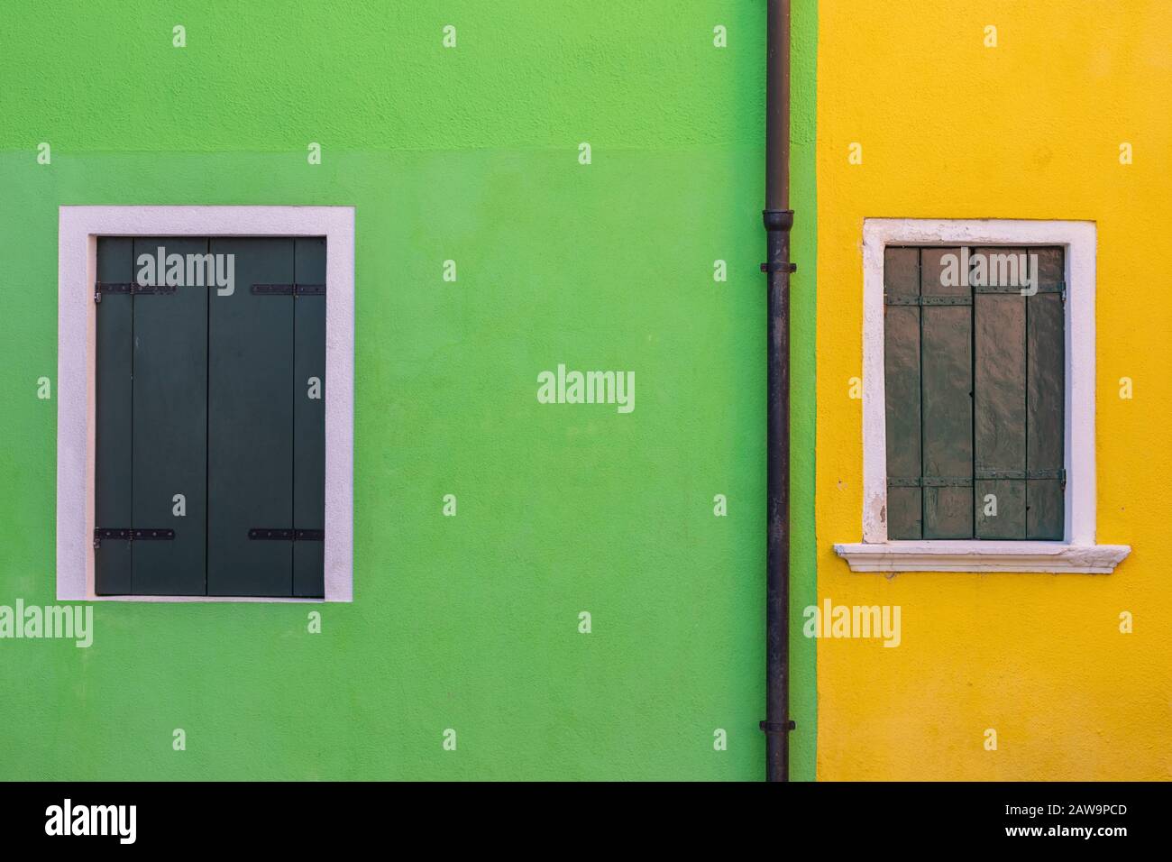 Parete Dipinta di giallo e verde a Burano, Venezia, Italia Foto Stock