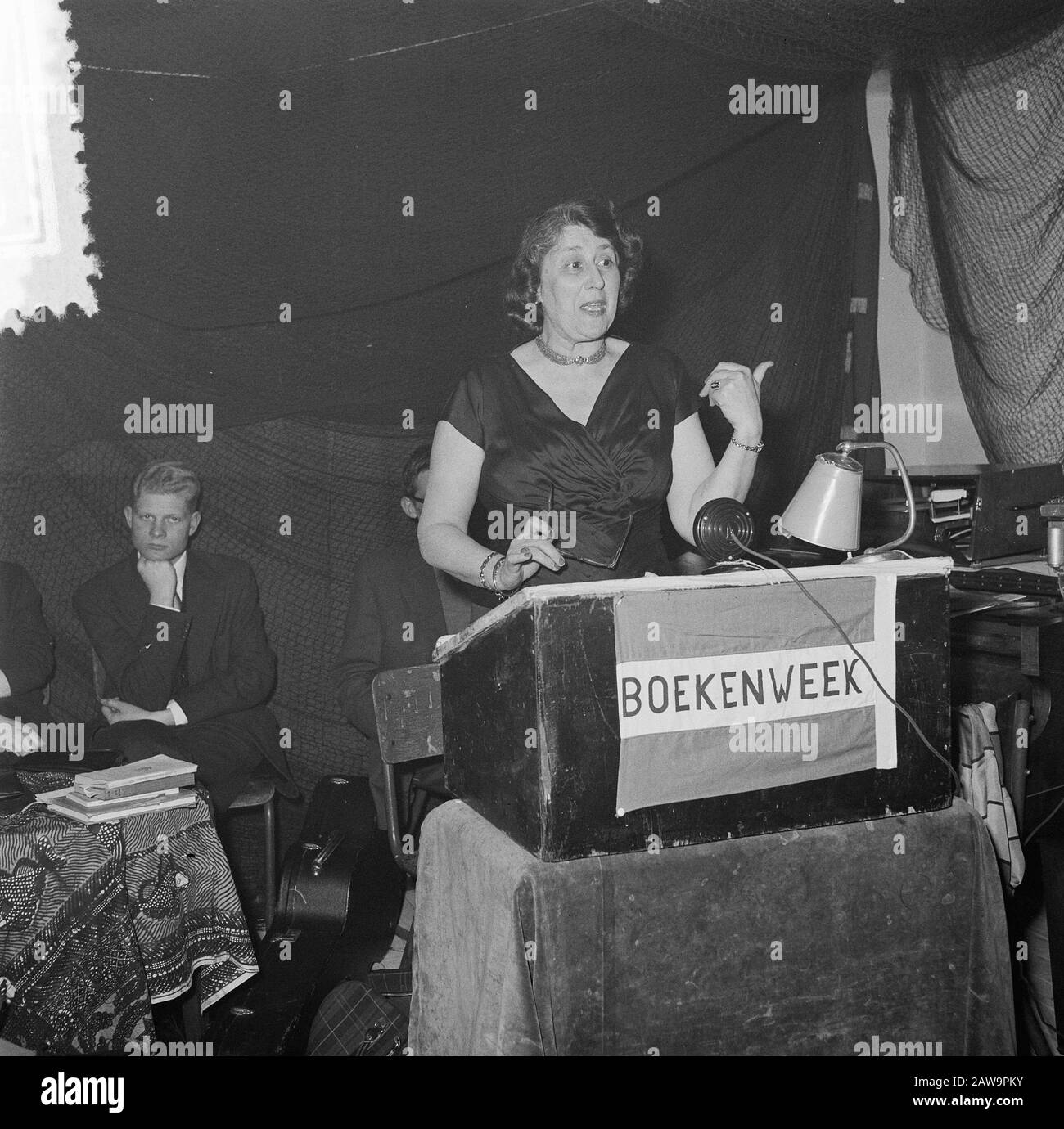 Apertura settimana libro a Rotterdam. Uno Scherzo Di Aprile Con Francoise Sagers Data: 1 Aprile 1957 Ubicazione: Rotterdam, Olanda Del Sud Parole Chiave: Aperture Di Settimana Del Libro Persona Nome: Francoise Sagers Foto Stock Apertura settimana libro a Rotterdam. Uno Scherzo Di Aprile Con Francoise Sagers Data: 1 Aprile 1957 Ubicazione: Rotterdam, Olanda Del Sud Parole Chiave: Aperture Di Settimana Del Libro Persona Nome: Francoise Sagers Foto Stock