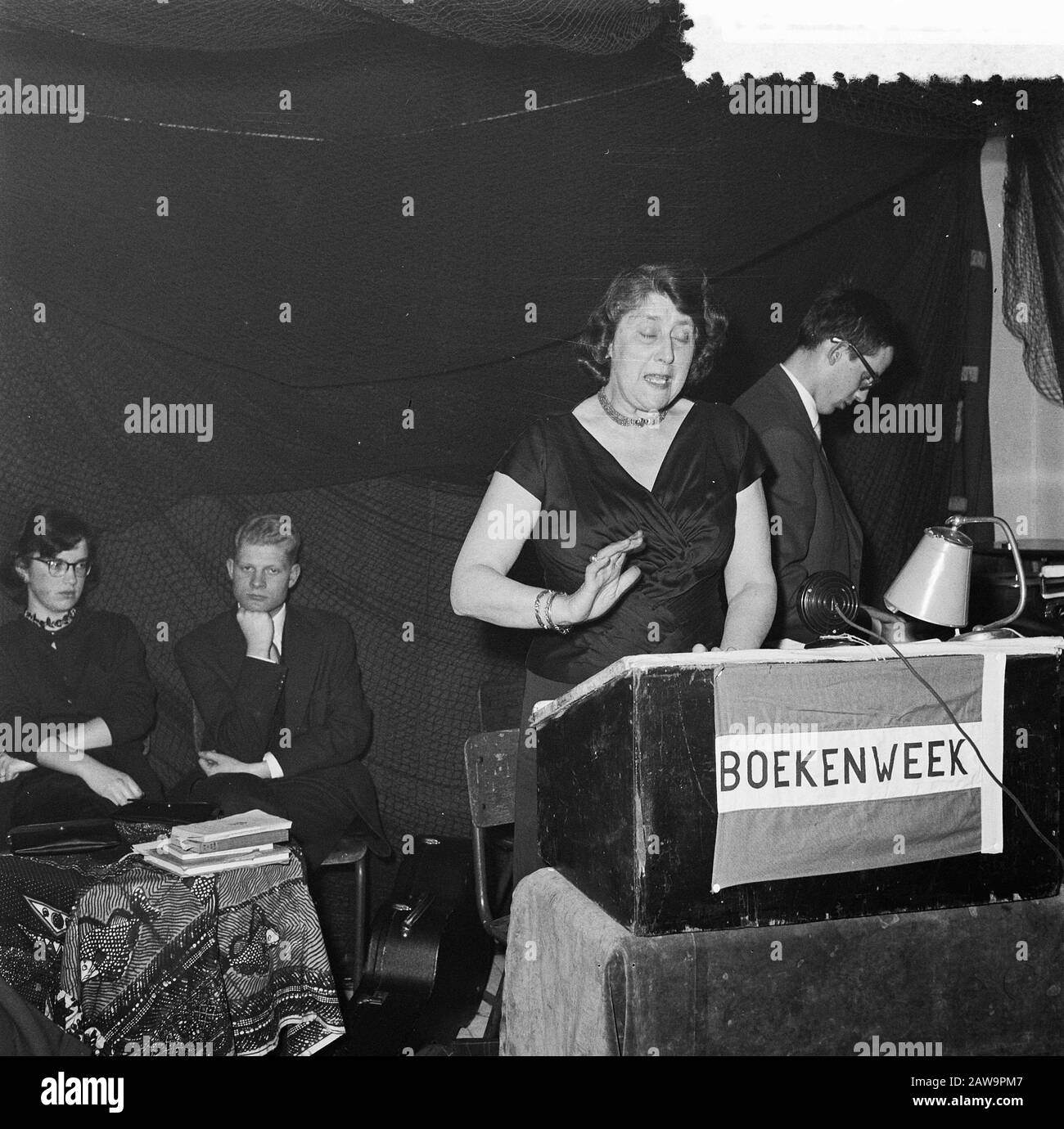 Apertura settimana libro a Rotterdam. Uno Scherzo Di Aprile Con Francoise Sagers Data: 1 Aprile 1957 Ubicazione: Rotterdam, Olanda Del Sud Parole Chiave: Aperture Di Settimana Del Libro Persona Nome: Francoise Sagers Foto Stock Apertura settimana libro a Rotterdam. Uno Scherzo Di Aprile Con Francoise Sagers Data: 1 Aprile 1957 Ubicazione: Rotterdam, Olanda Del Sud Parole Chiave: Aperture Di Settimana Del Libro Persona Nome: Francoise Sagers Foto Stock