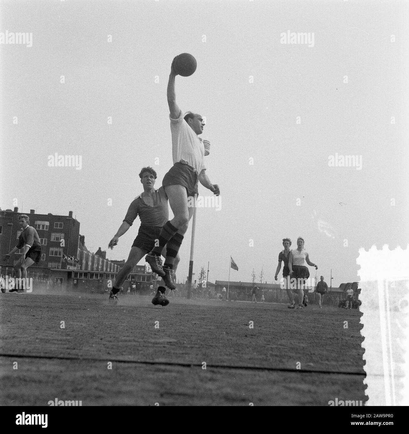 Korfball. Westerkwartier Contro Woudt Kuniek 4-3 Data: 28 Aprile 1957 Località: Amsterdam, Noord-Holland Parole Chiave: Basket Foto Stock