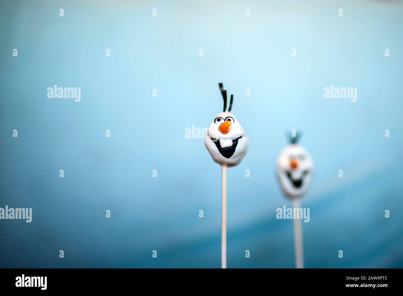 Due dolci da neve si schiocca sullo sfondo blu Foto Stock