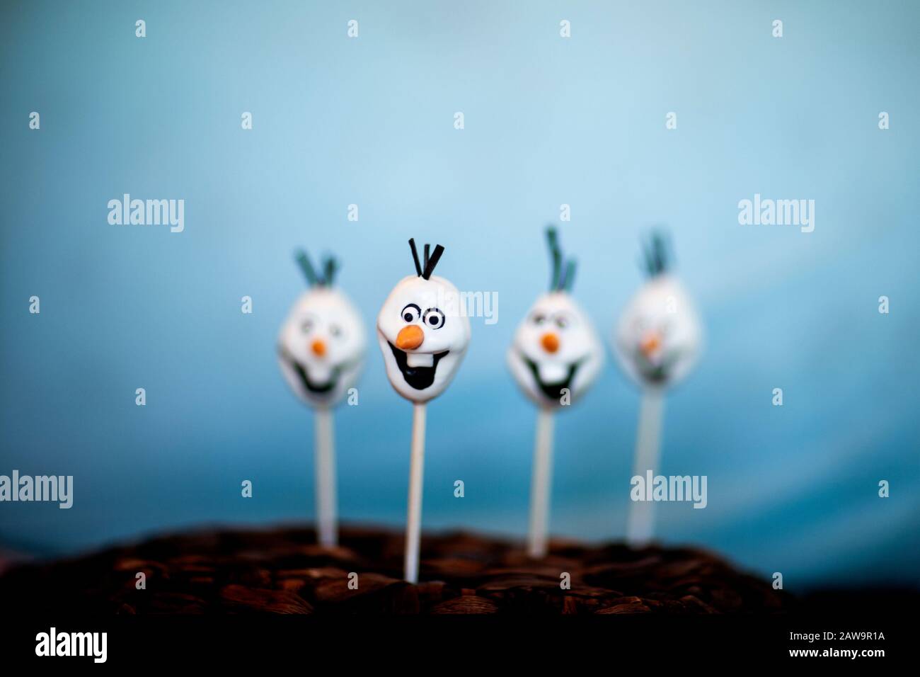 La torta di pupazzo di neve schiocca contro uno sfondo blu Foto Stock