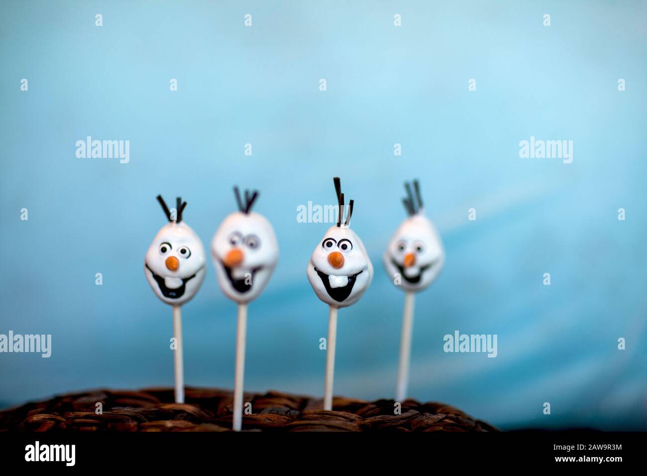 La torta di pupazzo di neve schiocca contro uno sfondo blu Foto Stock