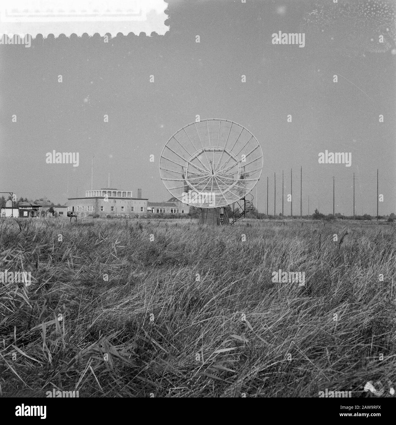 Acquisizione di segnali radio dal satellite artificiale russo presso il centro di ricezione radio PTT Nera, Nederhorst den Berg. Edifici Nera Data: 8 ottobre 1957 Località: Nederhorst den Berg Parole Chiave: Edifici, satelliti, centri di ricezione radio Nome Persona: Nera Foto Stock