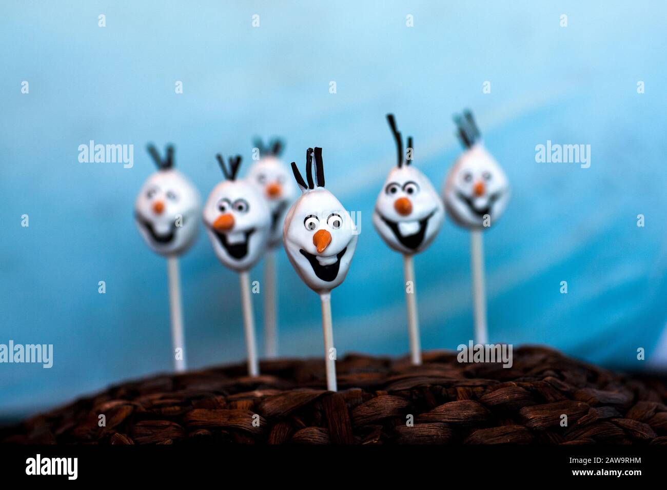 La torta di pupazzo di neve schiocca contro uno sfondo blu Foto Stock