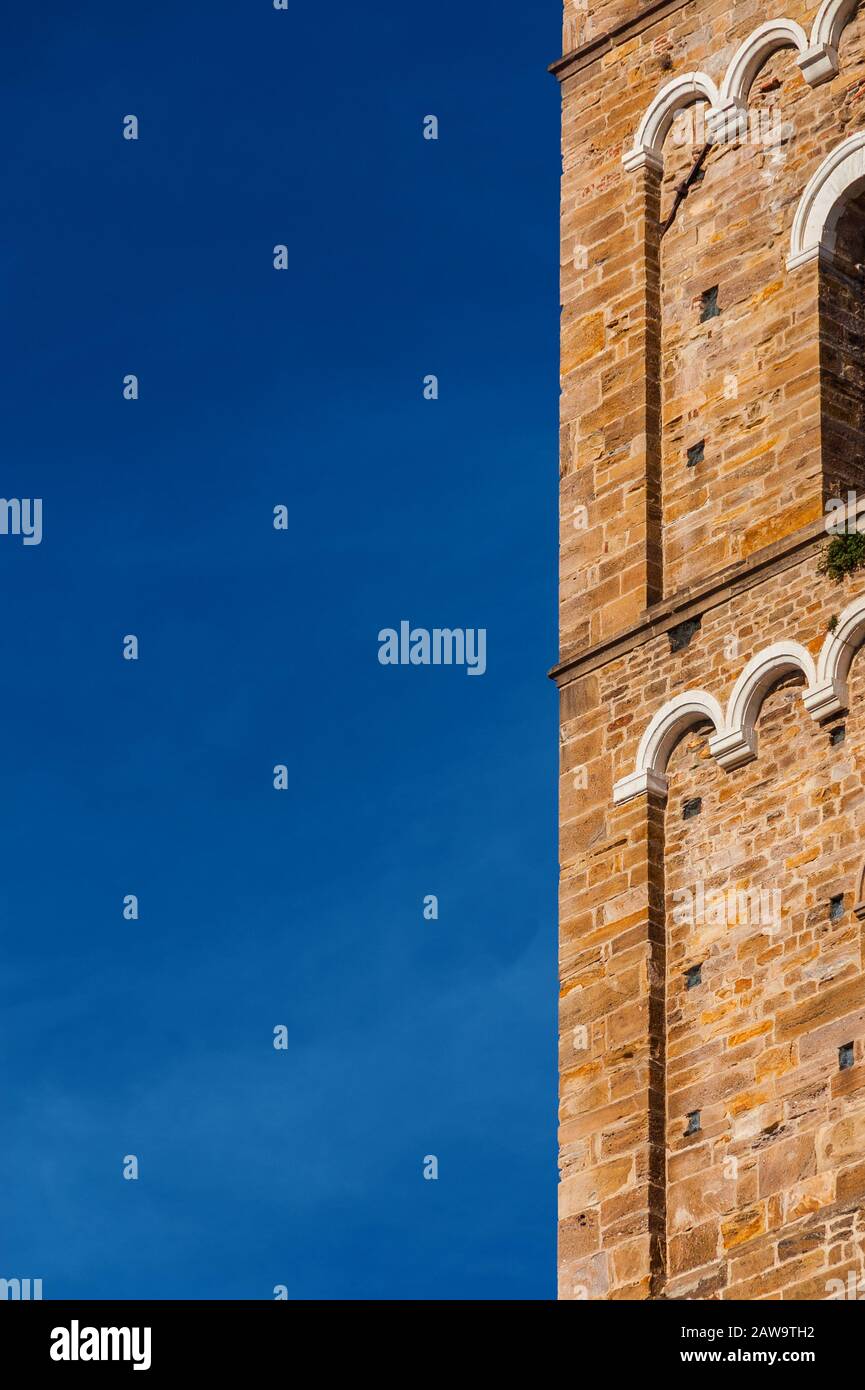 Architettura medievale. Antica torre campanaria e cielo blu (con spazio copia) Foto Stock