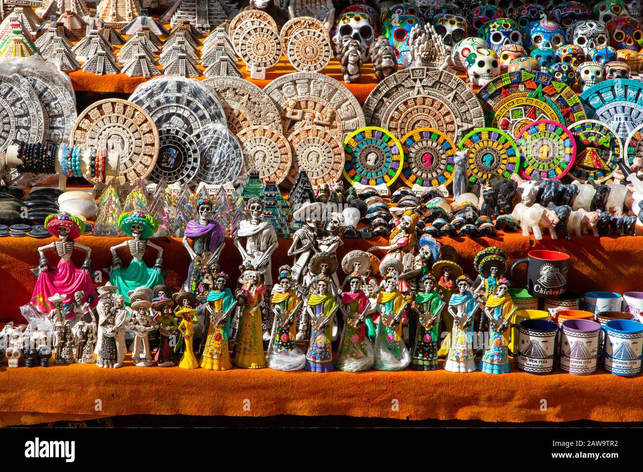 Tipici souvenir in legno intagliato in un mercato messicano locale a Chichen Itza, penisola dello Yucatan, Messico. Foto Stock