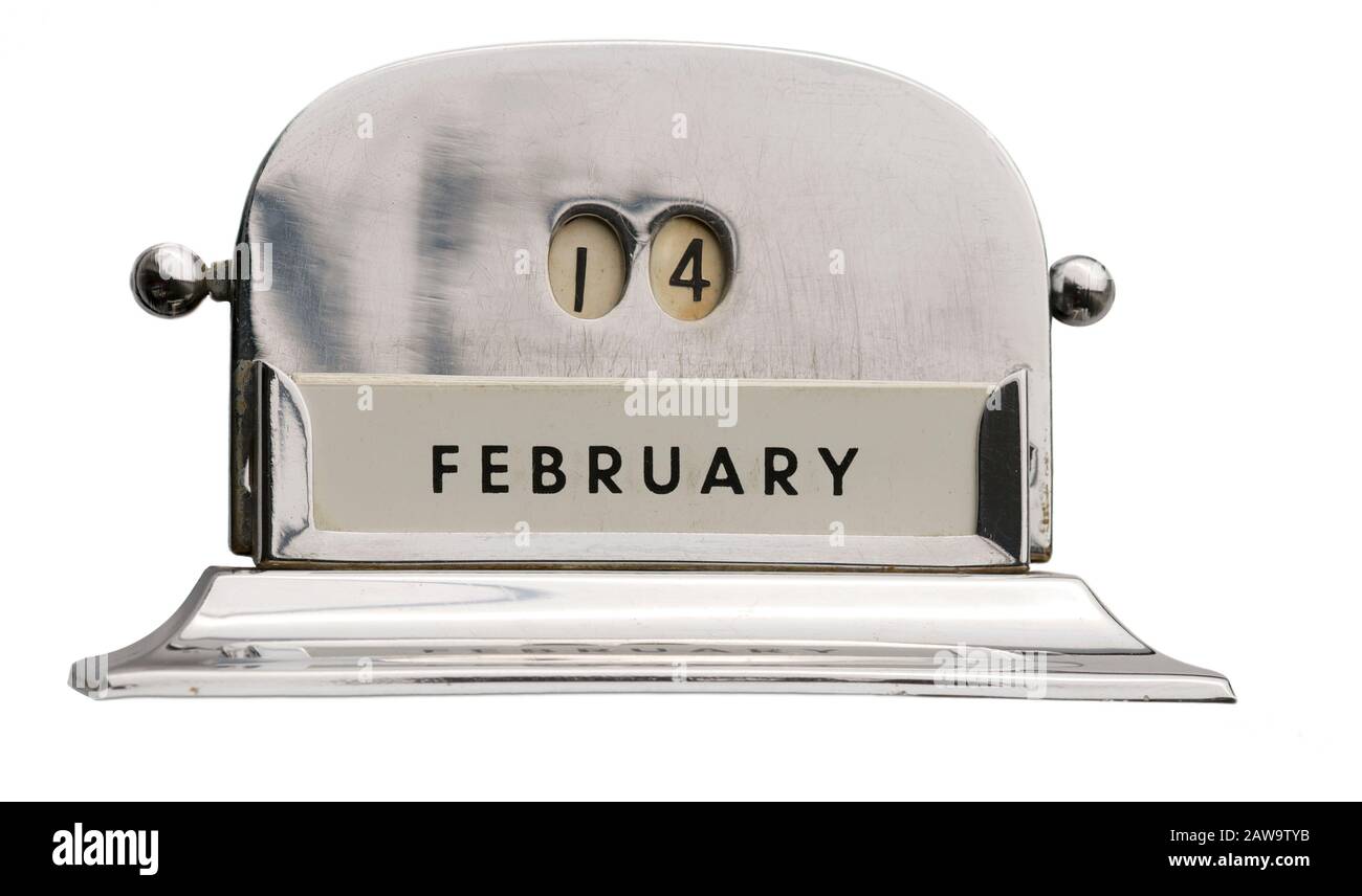 Calendario verticale in argento antico ben utilizzato che mostra il 14 febbraio per San Valentino su sfondo bianco Foto Stock