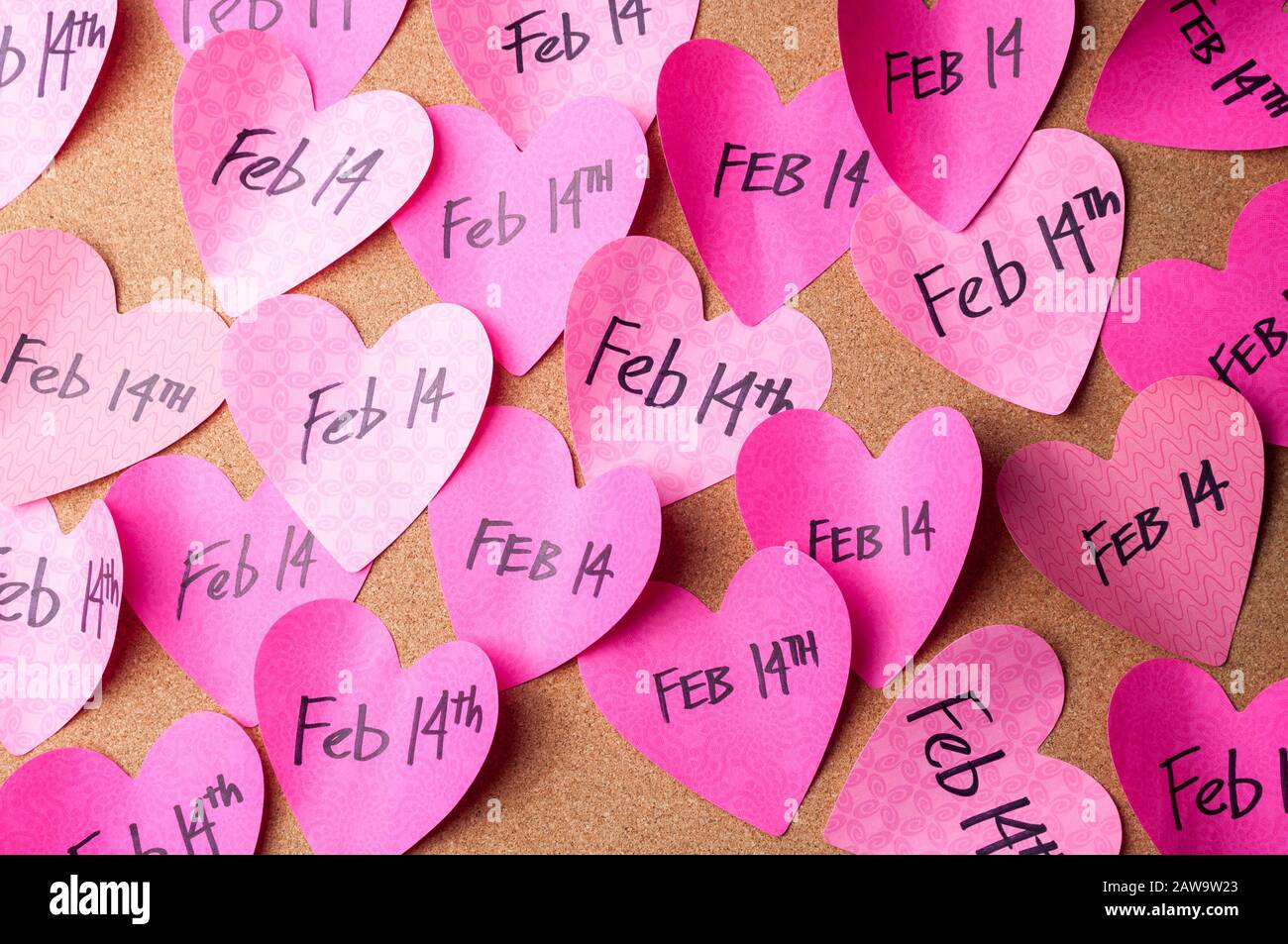 Raffica di cuori rosa appiccicosi sulla bacheca con promemoria di febbraio 14th San Valentino Foto Stock