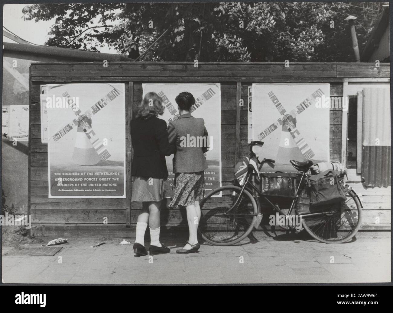 Food: Wageningen descrizione: Poster della resistenza olandese durante La Seconda guerra mondiale con un saluto ai soldati degli Alleati Data: 1 gennaio 1945 Parole Chiave: Poster, resistenza, combattenti resistenza Foto Stock