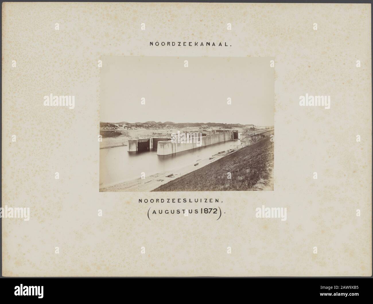 North Sea North Sea serrature in costruzione Data: Agosto 1872 Località: IJmuiden, IJmuiden, Noord-Holland, North Holland Parole Chiave: Serrature, serrature, acqua Foto Stock